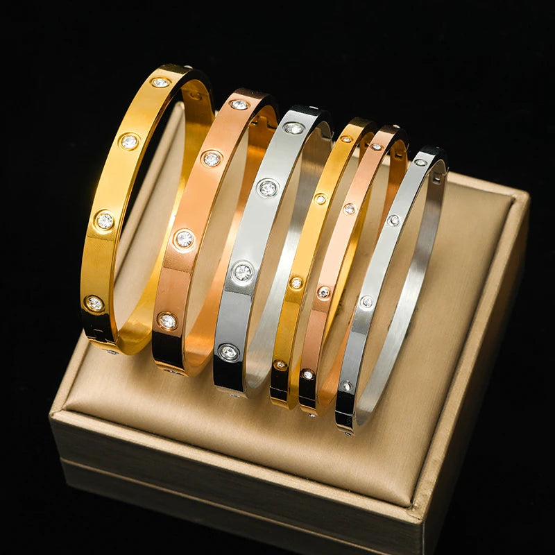 Brazalete de acero inoxidable con zirconias.