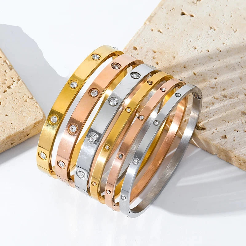 Brazalete de acero inoxidable con zirconias.